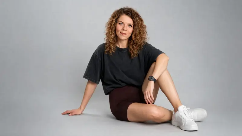 Юлия Самарина сидит на полу